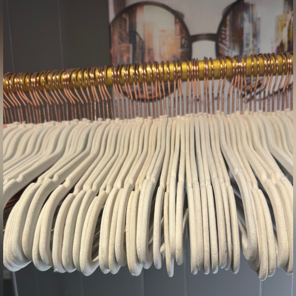 Velvet white and pink hangers. - Picture 6 of 8